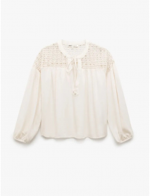 Bağcıklı Yuvarlak Yaka Uzun Balon Kollu Kroşe Detaylı İncili Bluz