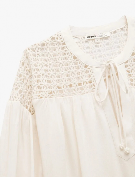 Bağcıklı Yuvarlak Yaka Uzun Balon Kollu Kroşe Detaylı İncili Bluz