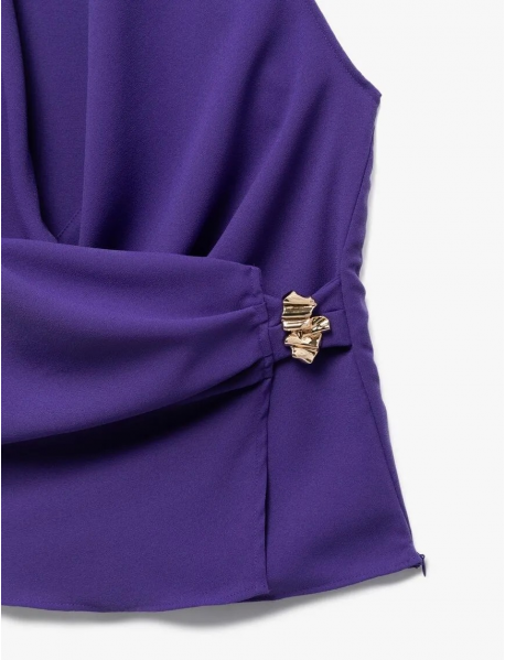 Krep Kumaş Aksesuar Detaylı Kruvaze Kolsuz Bluz