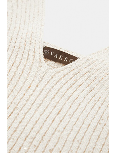 Pamuk karışımlı kumaştan üretilen natürel renkli Vakko büstiyer, V yakalıdır.